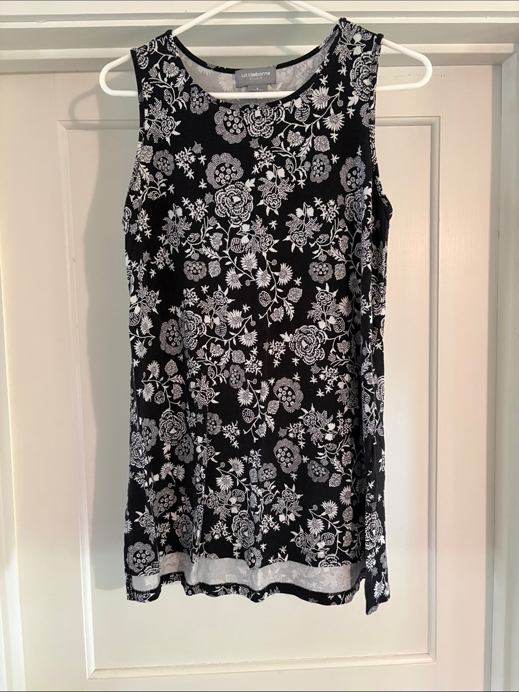 Liz Claiborne Black And White Floral Sleeveless Tunic Tank Top
